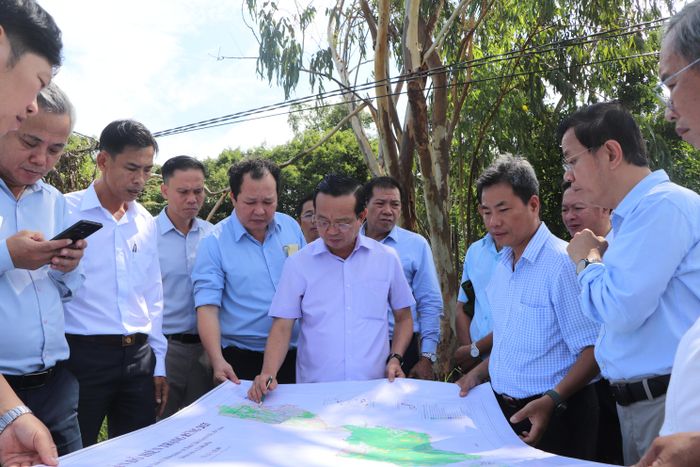  Phó Chủ tịch UBND TPHCM Bùi Minh Thạnh trao đổi với các sở, ngành, địa phương về công tác bảo vệ rừng tại Khu Bảo tồn thiên nhiên Bình Châu - Phước Bửu. Ảnh: THÀNH HUY 