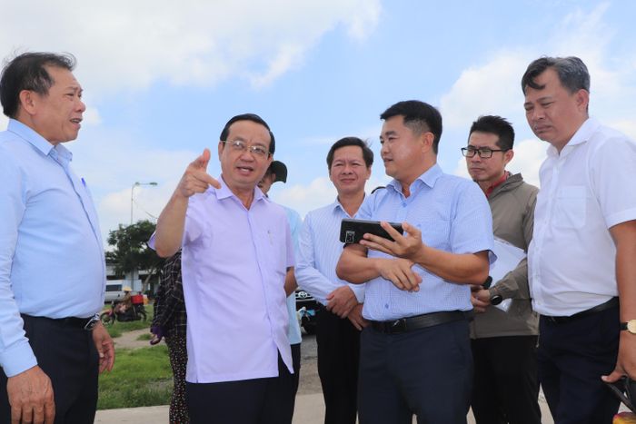  Phó Chủ tịch UBND TPHCM Bùi Minh Thạnh trao đổi với Ban Quản lý cảng cá Bình Châu. Ảnh: THÀNH HUY 