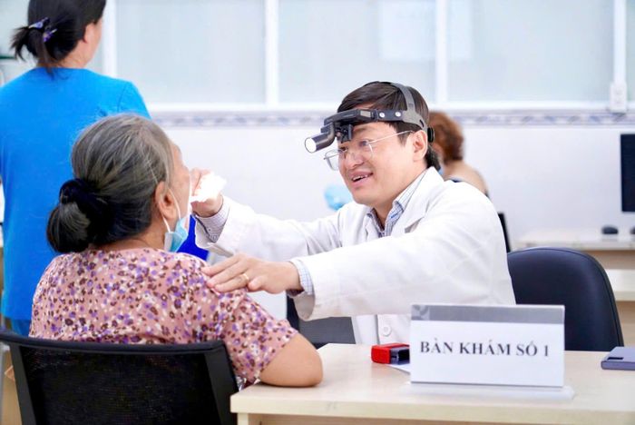  Bác sĩ Bệnh viện Nhân dân Gia Định thăm khám cho người bệnh 