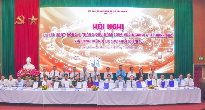  Đại diện các bệnh viện ký kết hỗ trợ các xã, phường, đặc khu (Ảnh: THÀNH SƠN) 