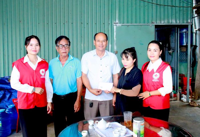 Trao tiền hỗ trợ đợt 2 cho gia đình anh Vi Hồng Quang. Ảnh VHP