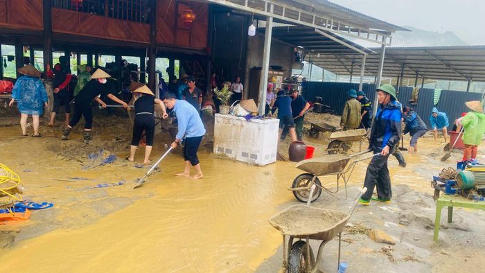 Lực lượng chức năng hỗ trợ người dân xã Minh Lương khẩn trương khắc phục thiệt hại do mưa lớn, ngày 16-7. Ảnh: UBND xã Minh Lương