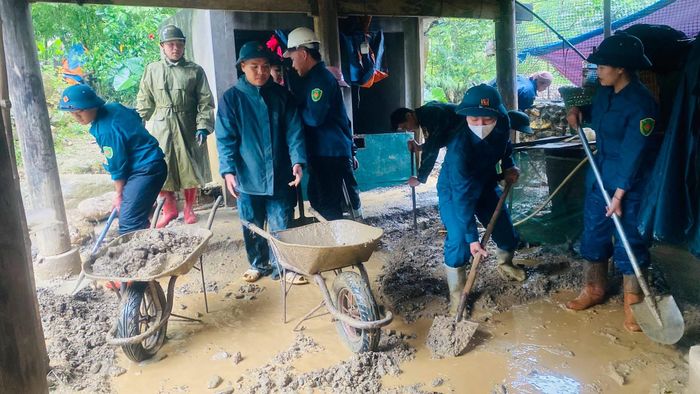 Lực lượng chức năng hỗ trợ người dân xã Minh Lương khẩn trương khắc phục thiệt hại do mưa lớn, ngày 16-7. Ảnh: UBND xã Minh Lương