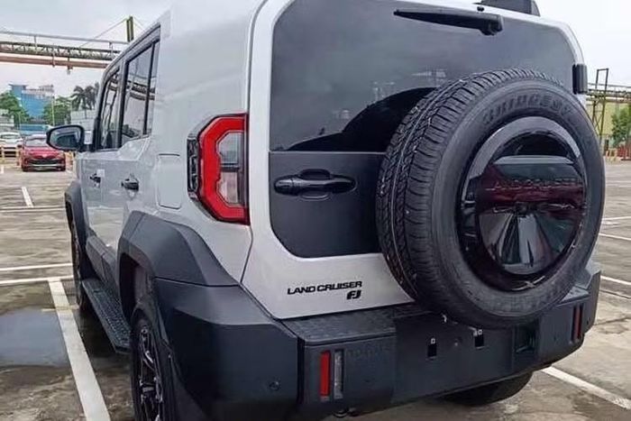 Về công nghệ an toàn, Land Cruiser FJ được trang bị gói Toyota Safety Sense với các tính năng như cảnh báo tiền va chạm, hỗ trợ giữ làn đường, cảnh báo điểm mù, cảnh báo phương tiện cắt ngang phía sau và kiểm soát hành trình thích ứng toàn dải tốc độ.