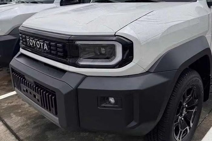 Về kích thước, Land Cruiser FJ dài 4.610 mm, rộng 1.855 mm và cao 1.890 mm, trục cơ sở đạt 2.580 mm. Khoảng sáng gầm lên tới 245 mm cùng khả năng lội nước 700 mm cho thấy rõ định hướng địa hình của mẫu xe này. Trong khi đó, bán kính quay vòng chỉ 5,5 m giúp việc di chuyển trong phố trở nên thuận tiện hơn đáng kể.