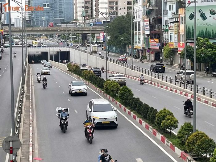 Trục Lê Văn Lương – Tố Hữu cũng là một trong những tuyến hướng tâm quan trọng của Hà Nội, với quy mô nhiều tầng giao thông, tập trung dày đặc các khu đô thị, tòa nhà văn phòng và chung cư cao tầng.