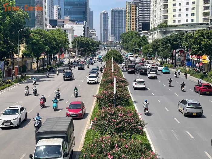 Hà Nội đang nghiên cứu phương án tổ chức lại giao thông trên hai tuyến Nguyễn Chí Thanh và Lê Văn Lương theo hướng xén một phần dải phân cách giữa để bố trí làn đường đảo chiều nhằm giảm áp lực ùn tắc tại các trục giao thông trọng yếu.