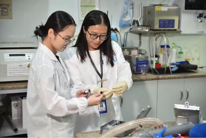 GS.TS Trần Thị Thanh Vân nghiên cứu tại phòng thí nghiệm. Ảnh: HCMUS..