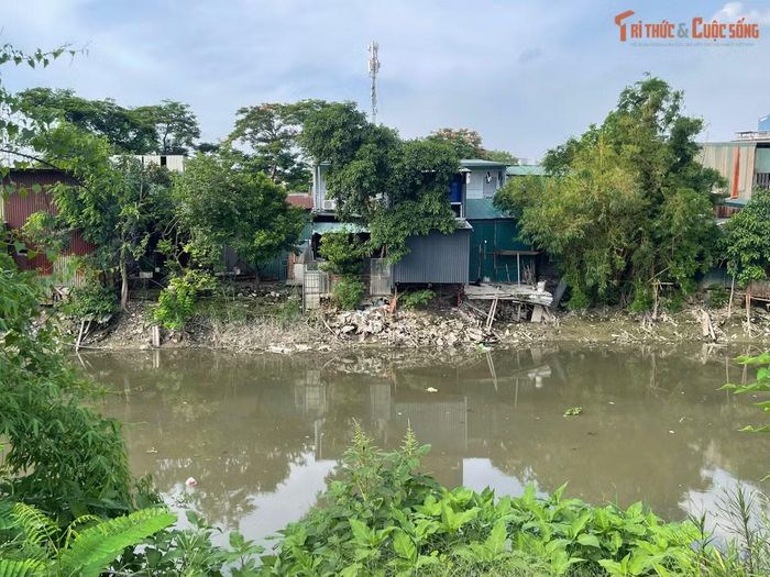Dòng sông vẫn giữ vai trò quan trọng trong tiêu thoát nước nhưng đang chịu nhiều áp lực từ quá trình đô thị hóa và nguồn nước thải.