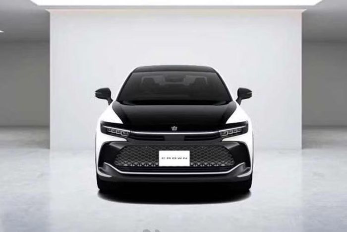 Nhờ đó, tổng công suất hệ thống tăng thêm 5 mã lực (4 kW), đạt 236 mã lực (176 kW). Mẫu xe cũng được kỳ vọng có thể chạy bằng điện trong nhiều tình huống hơn so với trước. Trong khi đó, hệ truyền động Dual Boost Hybrid trên Crown Crossover 2027 phiên bản RS vẫn được giữ nguyên. Cấu hình này kết hợp động cơ tăng áp 2.4L với 2 mô-tơ điện, cho tổng công suất 344 mã lực (257 kW).