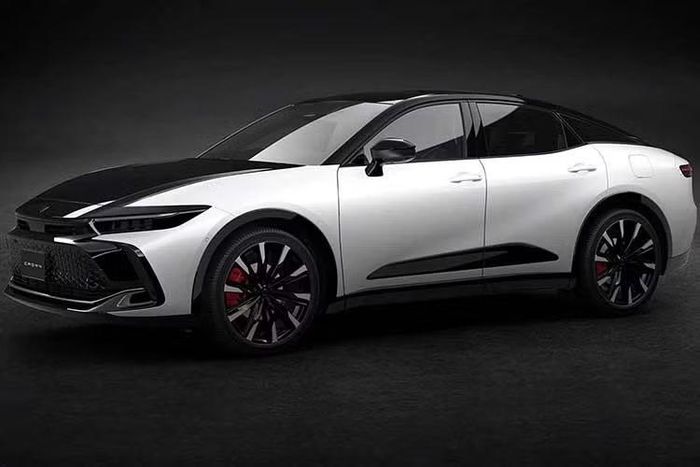 Toyota đã công bố những hình ảnh đầu tiên của Crown Crossover phiên bản 2027 tại thị trường Nhật Bản trước khi mẫu xe chính thức ra mắt vào giữa tháng 9 năm nay. Bên cạnh những thay đổi nhẹ về thiết kế, mẫu xe fastback gầm cao sau 4 năm có mặt trên thị trường cũng được cho là sẽ được nâng cấp hệ truyền động hybrid và bổ sung một số trang bị mới.