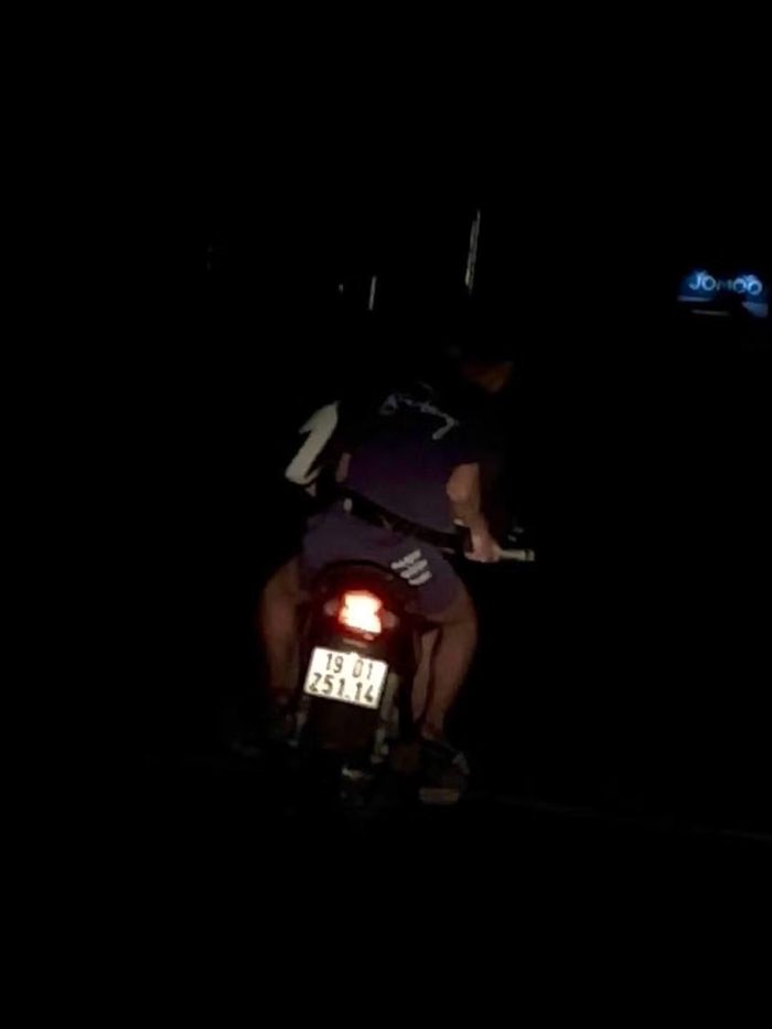 Hình ảnh hai đối tượng mang theo hung khí khi bị lực lượng chức năng phát hiện.