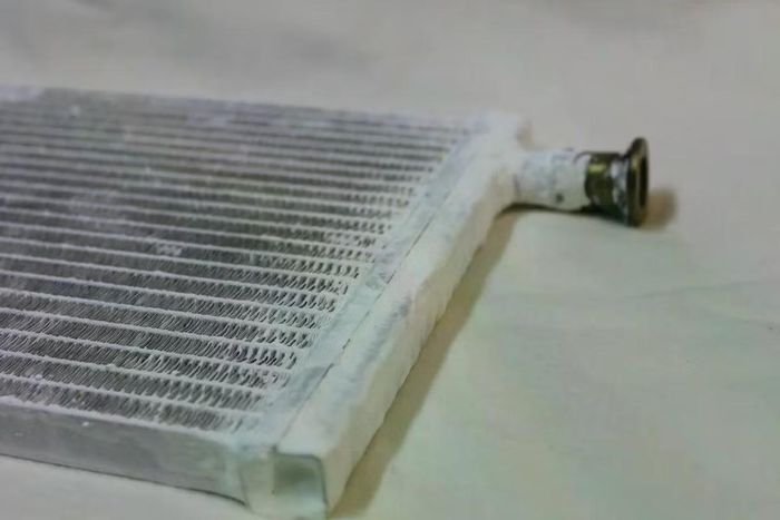 Tấm tản nhiệt trên máy điều hòa thương mại được phủ một lớp CAU-10-H giúp tăng hiệu suất làm mát.