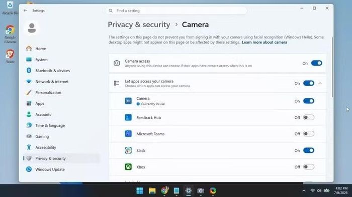 Người dùng nên kiểm tra quyền truy cập camera trong phần cài đặt quyền riêng tư nếu đèn webcam sáng bất thường.
