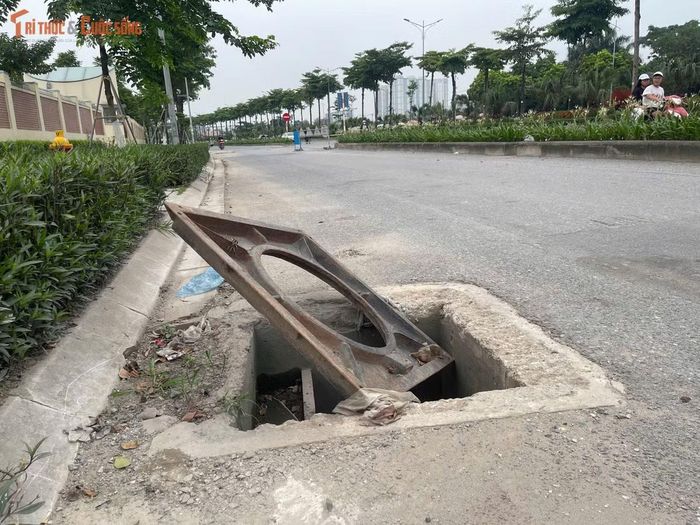 Một số nắp cống đã bị hư hỏng nhưng chưa được sửa chữa, để lộ khoảng trống lớn ngay trên mặt đường.