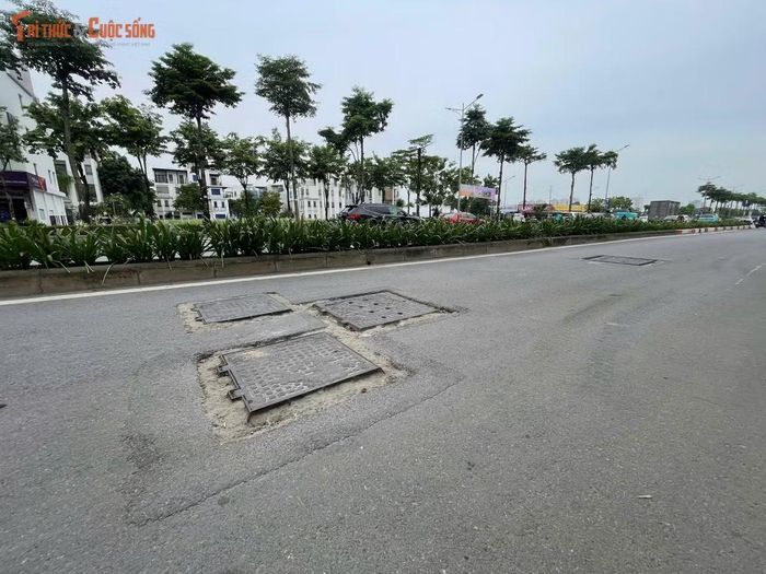 Một số nắp cống nằm ngay giữa hướng lưu thông của xe máy, thay vì sát mép đường.