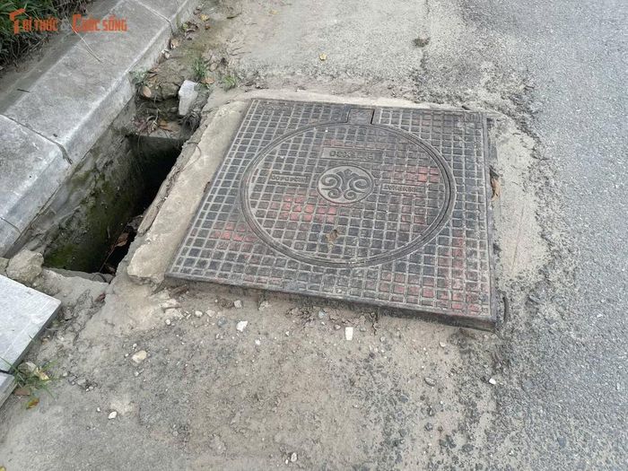 Tình trạng nắp cống không đồng mức với mặt đường ảnh hưởng trực tiếp đến độ bằng phẳng của mặt đường Phạm Tu.