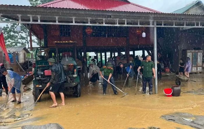 Mưa lớn vẫn tiếp diễn nên công tác khắc phục gặp nhiều khó khăn.