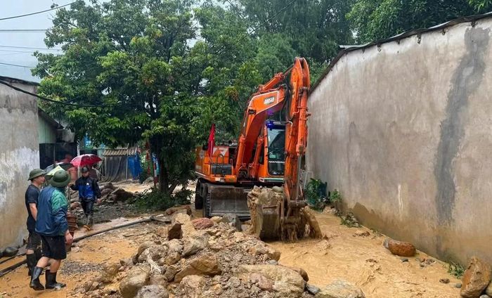 Lực lượng chức năng huy động máy xúc và nhiều phương tiện cơ giới khẩn trương dọn dẹp đất đá.