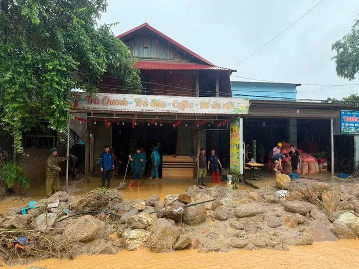 Đất đá, bùn đất tràn xuống khu dân cư.