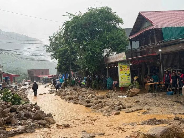Hàng trăm tấn đất đá, bùn đất tràn xuống khu dân cư, gây ách tắc giao thông.