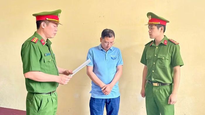 Cơ quan Cảnh sát điều tra (Công an tỉnh Phú Thọ) tống đạt quyết định khởi tố Nguyễn Trung Nam.