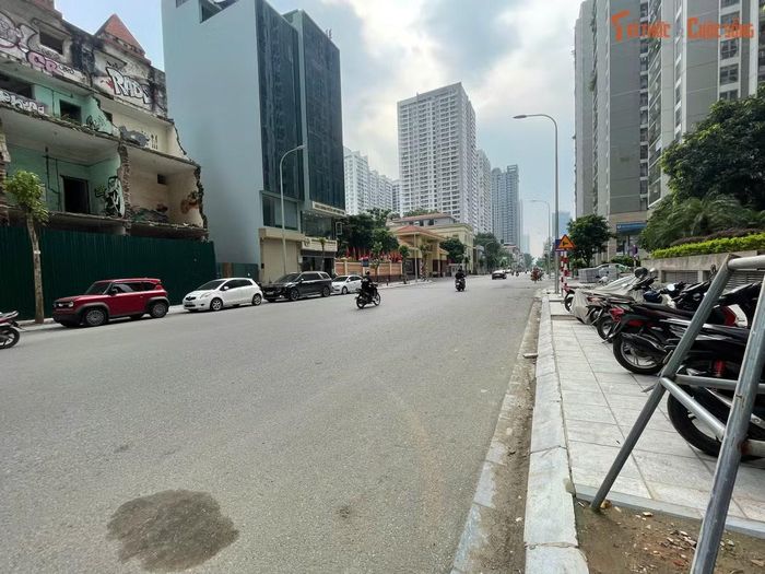 Hai bên tuyến đường, phần lớn vỉa hè đã được lát đá, bó vỉa hoàn thiện và dành lại không gian cho người đi bộ. Hình ảnh vật liệu xây dựng chất đống, dây điện ngổn ngang hay những khoảng đất trống sau giải tỏa cũng dần được thay thế bằng không gian đô thị gọn gàng hơn.