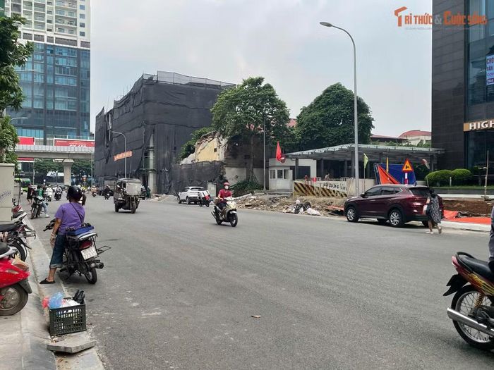 Thời gian gần đây, đi dọc đường Nguyễn Tuân, dễ dàng nhận thấy diện mạo tuyến phố đã khác trước. Đoạn đường đã được trải nhựa phẳng phiu, không còn cảnh mặt đường lồi lõm, rào chắn kéo dài hay bụi đất bao phủ như thời gian trước.
