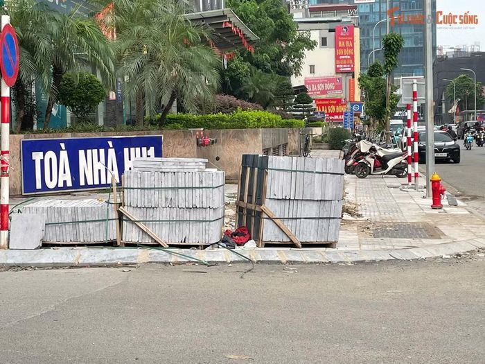 Ghi nhận tại hiện trường cho thấy công nhân vẫn đang tập trung hoàn thiện những hạng mục cuối cùng và các vị trí còn dang dở. Nhiều mũi thi công được triển khai đồng thời nhằm sớm đưa toàn bộ tuyến đường vào khai thác.