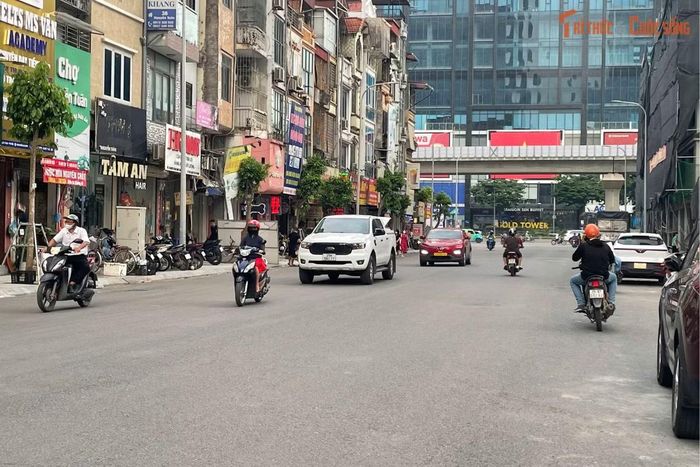 Dù vẫn còn một số vị trí chưa hoàn thiện, nhiều người dân sinh sống dọc tuyến bày tỏ mong muốn dự án sớm về đích để việc đi lại thuận lợi hơn, đồng thời giảm tiếng ồn và bụi phát sinh từ công trường kéo dài suốt thời gian qua.