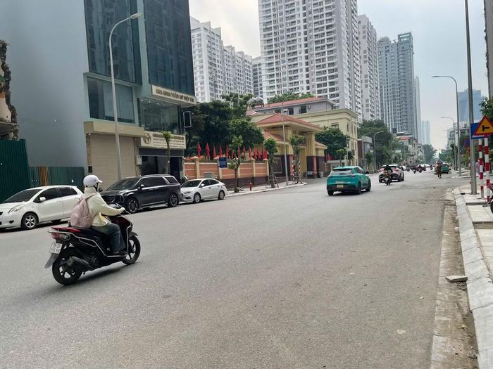Đến nay, nhiều đoạn trên tuyến đã hoàn thành thảm nhựa và đưa vào khai thác. Không gian lưu thông trở nên rộng rãi hơn, các phương tiện không còn phải len lỏi qua những điểm thắt cổ chai như trước. Theo ghi nhận, tình trạng ùn ứ đã giảm đáng kể ở các đoạn đã hoàn thiện.