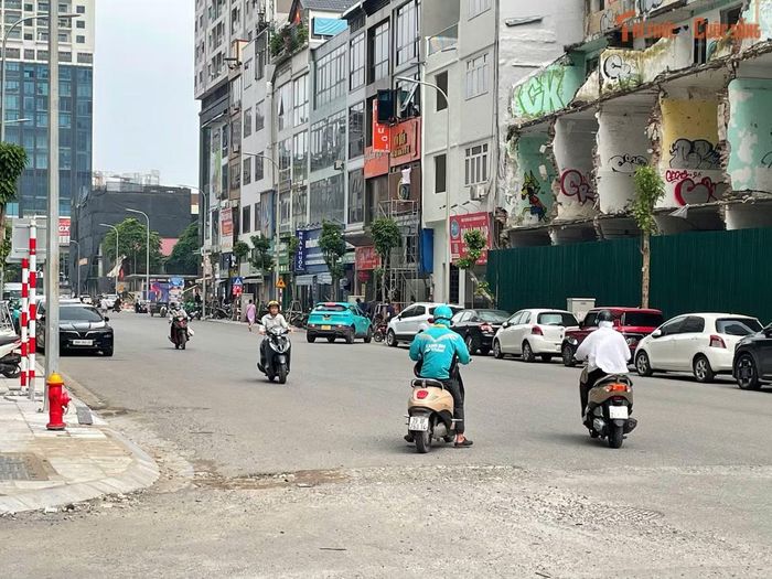 Trước khi cải tạo, Nguyễn Tuân là một trong những tuyến đường thường xuyên rơi vào tình trạng quá tải. Tuyến phố chỉ rộng khoảng 6-7 m nhưng lại là nơi tập trung dày đặc các khu chung cư, văn phòng và hoạt động kinh doanh, khiến lưu lượng phương tiện luôn ở mức cao, đặc biệt vào giờ cao điểm. Ùn tắc kéo dài đã trở thành hình ảnh quen thuộc suốt nhiều năm.