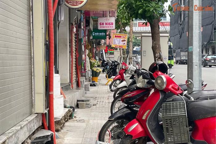 Phần vỉa hè rộng rãi, sạch đẹp được người dân ghi nhận tích cực. Các hộ kinh doanh đồng thời trở lại, 'vào nhịp' với diện mạo khang trang sau thời gian thi công đầy gian khổ.