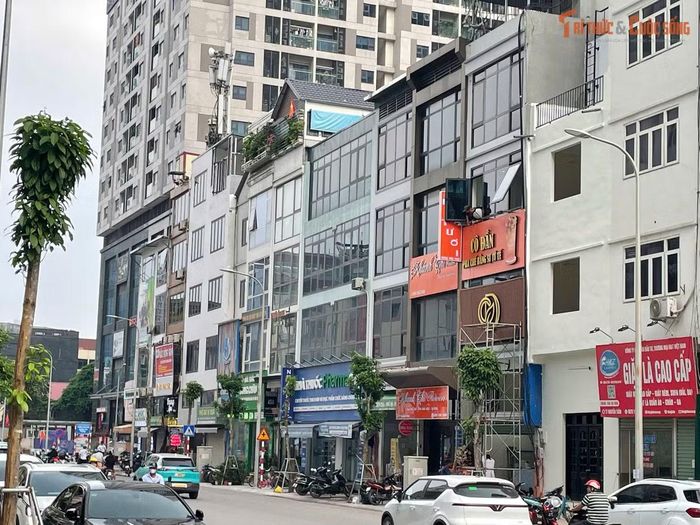 Sau giải tỏa, không chỉ mặt đường mà các hộ dân, hộ kinh doanh cũng được chỉnh trang, hồi sinh bằng một lớp áo mới vượt ngoài mong đợi. Chị Lê Thanh Hòa, chủ hộ kinh doanh tại số 57 Nguyễn Tuân chia sẻ: 'Chúng tôi rất phấn khởi vì dự án đã gần tới ngày xong. Nhiều tháng qua gia đình tôi gặp nhiều khó khăn vì vị trí nhà phải sửa cả đường ống nước, trời mưa rất khổ cực. Nhưng đến hiện tại thì đường rất sạch đẹp rồi'.