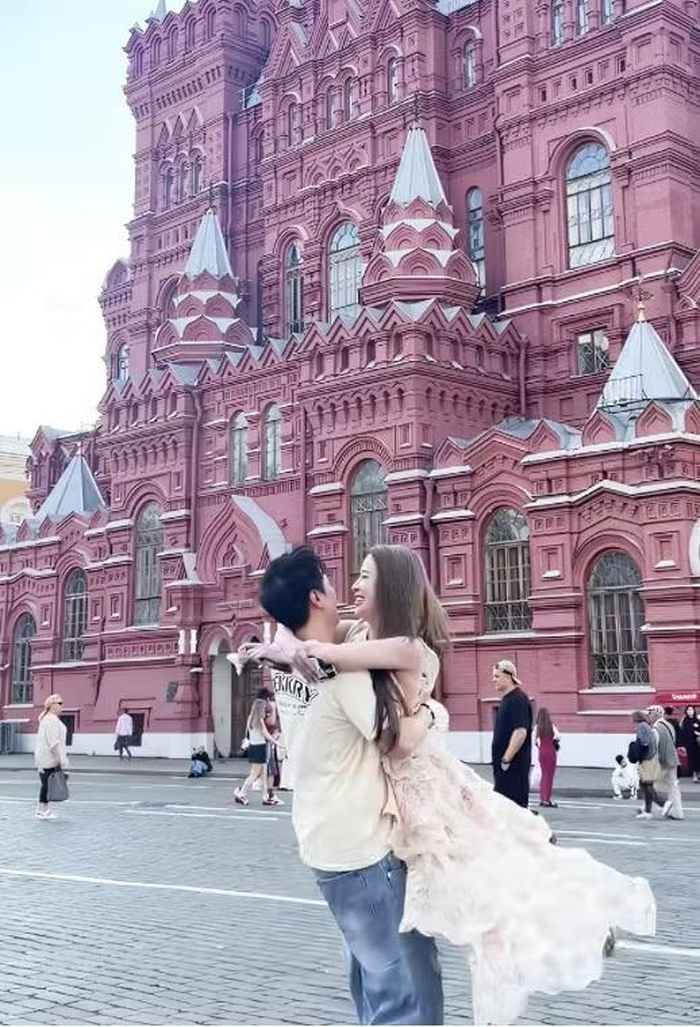Việt Anh bế bổng Quỳnh Nga đầy tình tứ trên Quảng trường Đỏ nổi tiếng tại thủ đô Moscow, Nga. (Ảnh: Tiktok Quỳnh Nga)