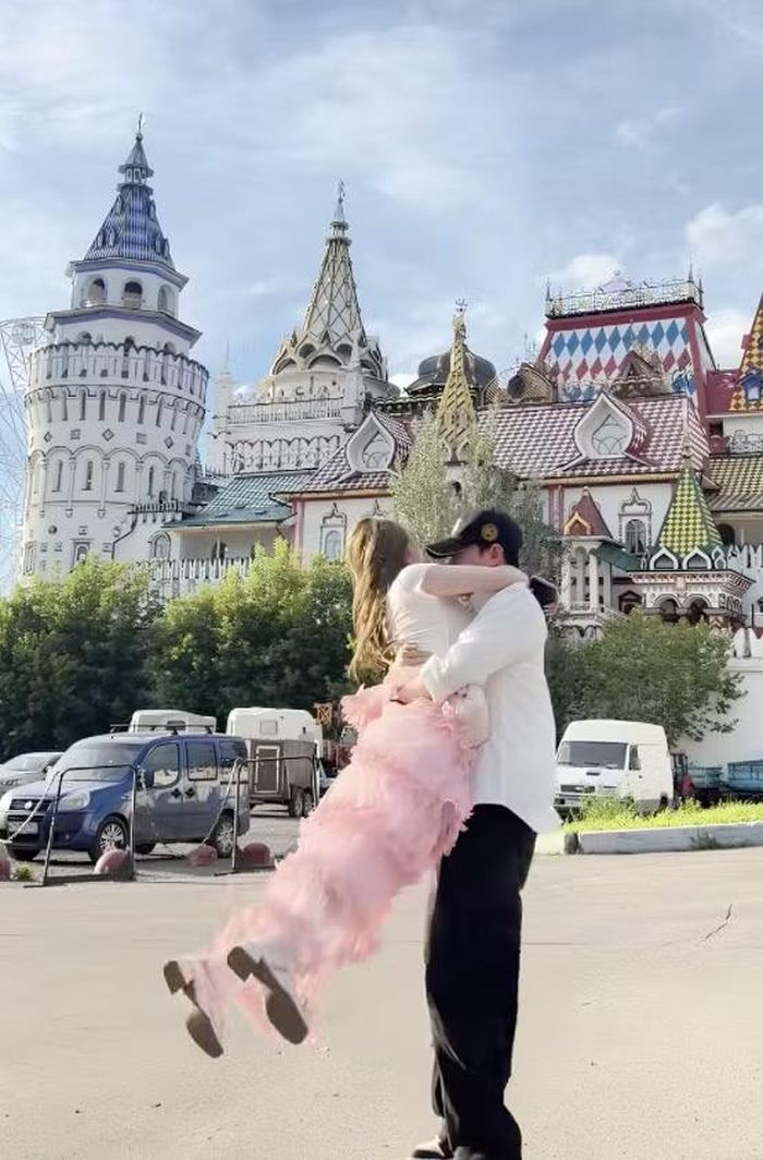 Nam diễn viên cũng nhanh chóng up 1 video với content tương tự nhưng ở địa điểm khác. (Tiktok NSUT.VietAnh)