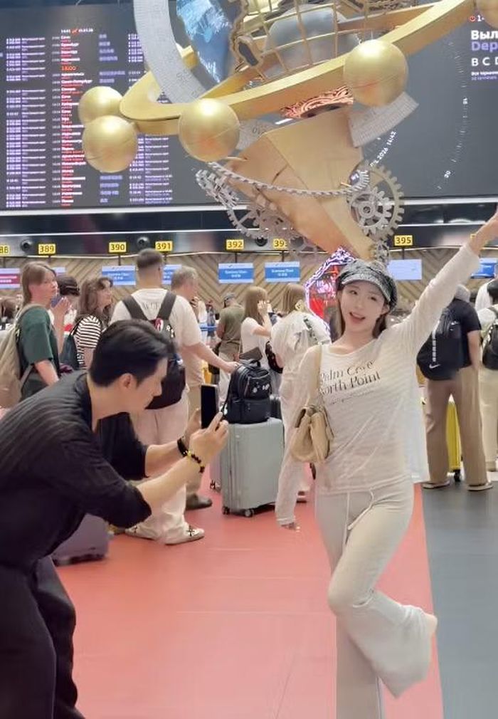 Nam diễn viên kiên nhẫn làm "phó nháy" riêng cực có tâm cho bạn gái. (Ảnh: Tiktok Quỳnh Nga)