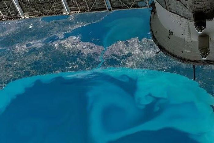 Bức ảnh trước đó (vào tháng 5/2026) chụp eo biển Bosphorus nối Biển Mariana và Biển Đen.