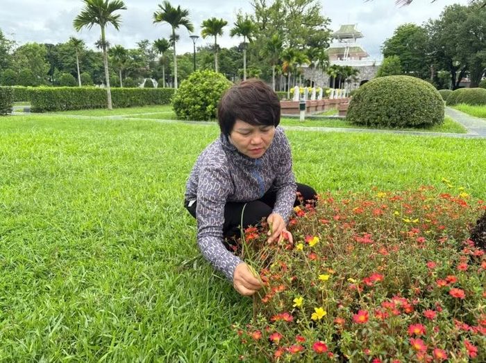 Bà Miến chăm chút cho những khóm hoa trong khuôn viên Nghĩa trang liệt sĩ Quốc gia A1.