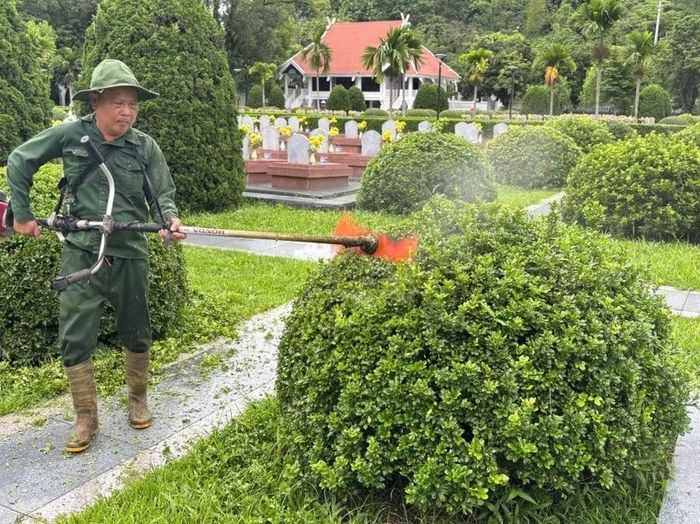 Ông Vương Xuân Thấm, chồng bà Miến cắt tỉa cây xanh trong khuôn viên các nghĩa trang liệt sĩ tại tỉnh Điện Biên.