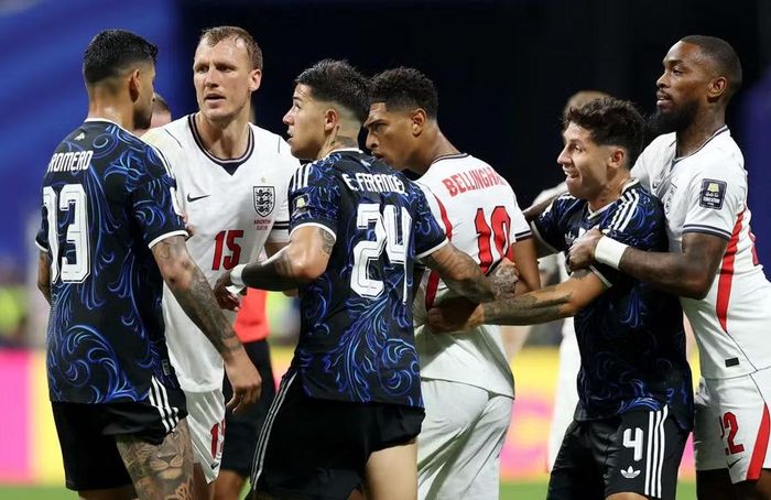 Tiền vệ Jude Bellingham cũng lao vào điểm nóng và phải được Ollie Watkins giữ lại. Ở một khu vực khác, hậu vệ Dan Burn (Anh) bị tiền vệ Enzo Fernandez và trung vệ Cristian Romero (Argentina) vây quanh, trong khi Ivan Toney (Anh) ôm giữ hậu vệ Gonzalo Montiel (Argentina). Ảnh: Reuters.