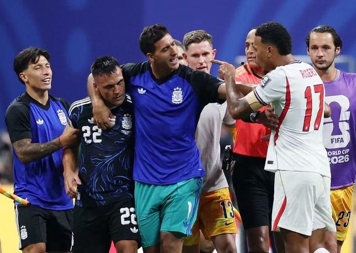 Tiền vệ số 17 tuyển Anh chỉ tay về phía các cầu thủ Argentina khi những lời qua tiếng lại trở nên căng thẳng. Tiền đạo Lautaro Martinez được đồng đội giữ lại, trong khi thành viên tuyển Anh cố kéo Rogers ra khỏi điểm nóng. The Sun mô tả, cầu thủ 23 tuổi của Anh còn tỏ thái độ với thủ môn Juan Musso và người hùng ghi bàn quyết định cho Argentina. Ảnh: Reuters.