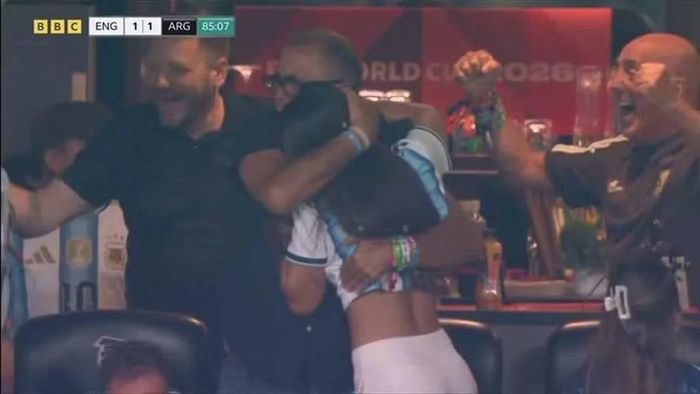 Vợ Lionel Messi ôm người bên cạnh giữa màn ăn mừng cuồng nhiệt của gia đình và bạn bè tuyển Argentina. Ảnh: BBC.