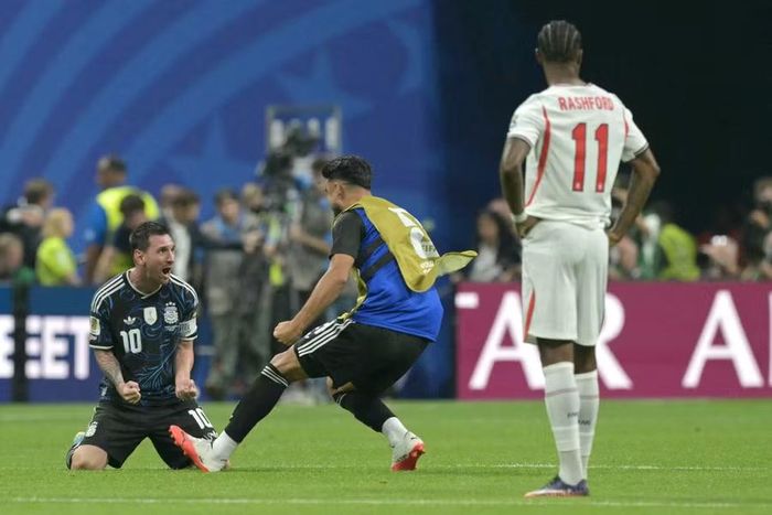 Lionel Messi tiếp tục hành trình bảo vệ chức vô địch sau khi kiến tạo cả 2 bàn trong màn ngược dòng trước Anh tại bán kết World Cup 2026. Ảnh: AFP.