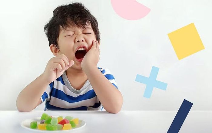 Một trong những việc quan trọng nhất của cha mẹ là thiết lập những nguyên tắc nhất quán về việc ăn đồ ngọt. Ảnh: INT