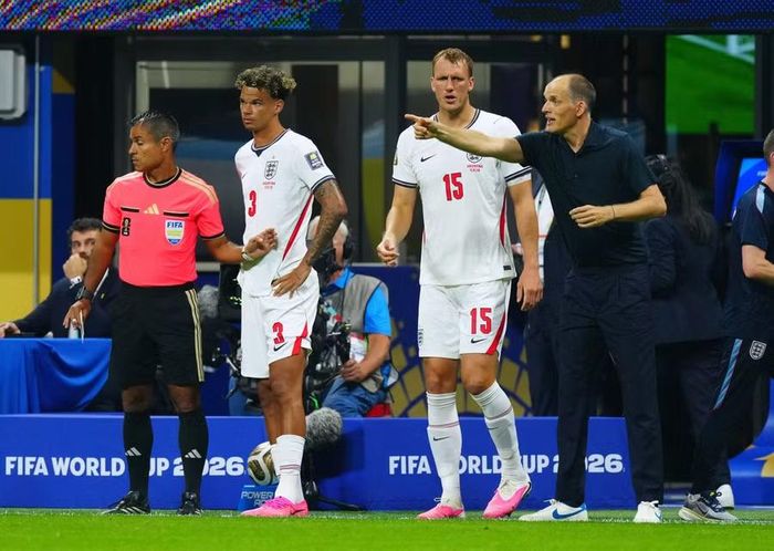 HLV Thomas Tuchel bị chỉ trích vì liên tiếp tung các hậu vệ vào sân khi tuyển Anh đang dẫn Argentina 1-0. Ảnh: Shutterstock Editorial.