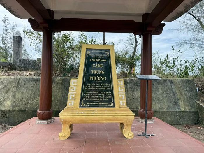 Di tích khảo cổ học cảng Trung Phường.
