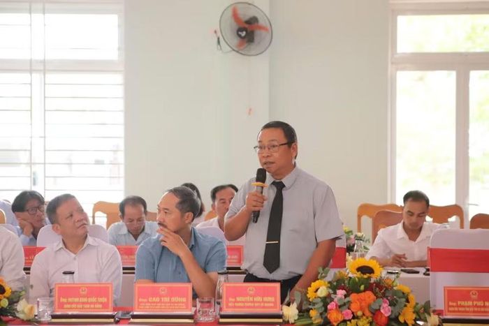 Ông Nguyễn Hữu Hưng, Hiệu trưởng Trường THPT Hồ Nghinh nêu ý kiến tại tọa đàm.