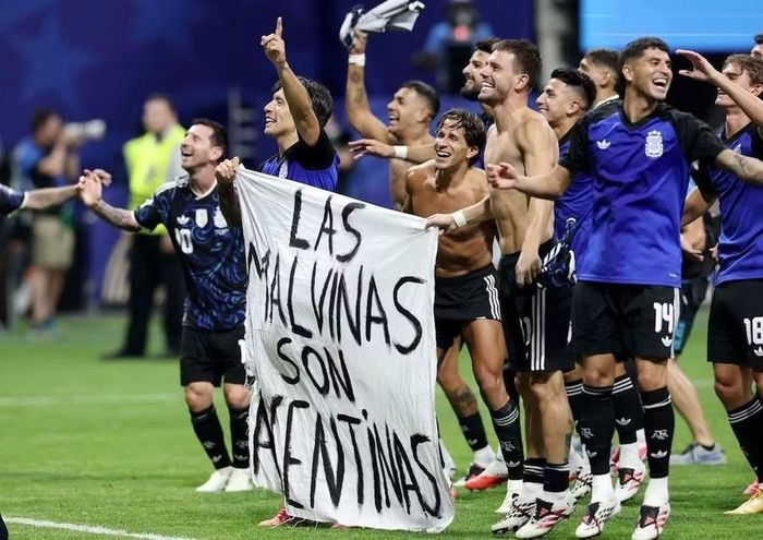 Các cầu thủ Argentina giương biểu ngữ 'Quần đảo Malvinas thuộc về Argentina' sau chiến thắng trước tuyển Anh ở bán kết World Cup 2026. Ảnh: Reuters.