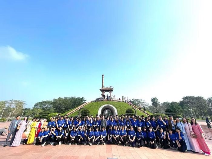 Giáo viên và học sinh Trường THPT Hương Vinh học tập, tìm hiểu về lịch sử tại Thành cổ Quảng Trị.